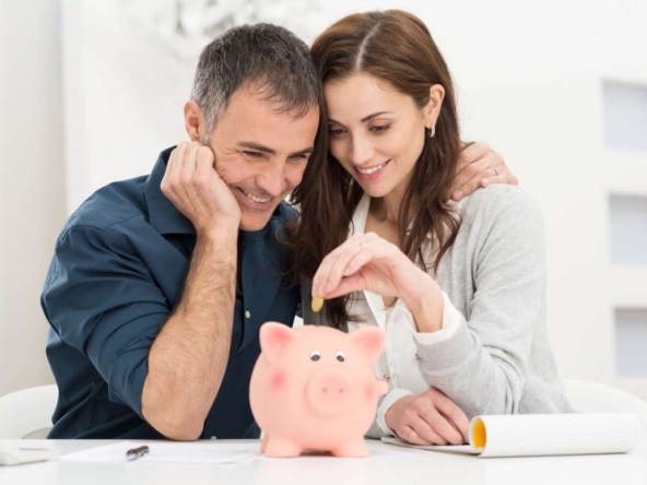 Come risparmiare in casa - coppia uomo e donna davanti a salvadanaio
