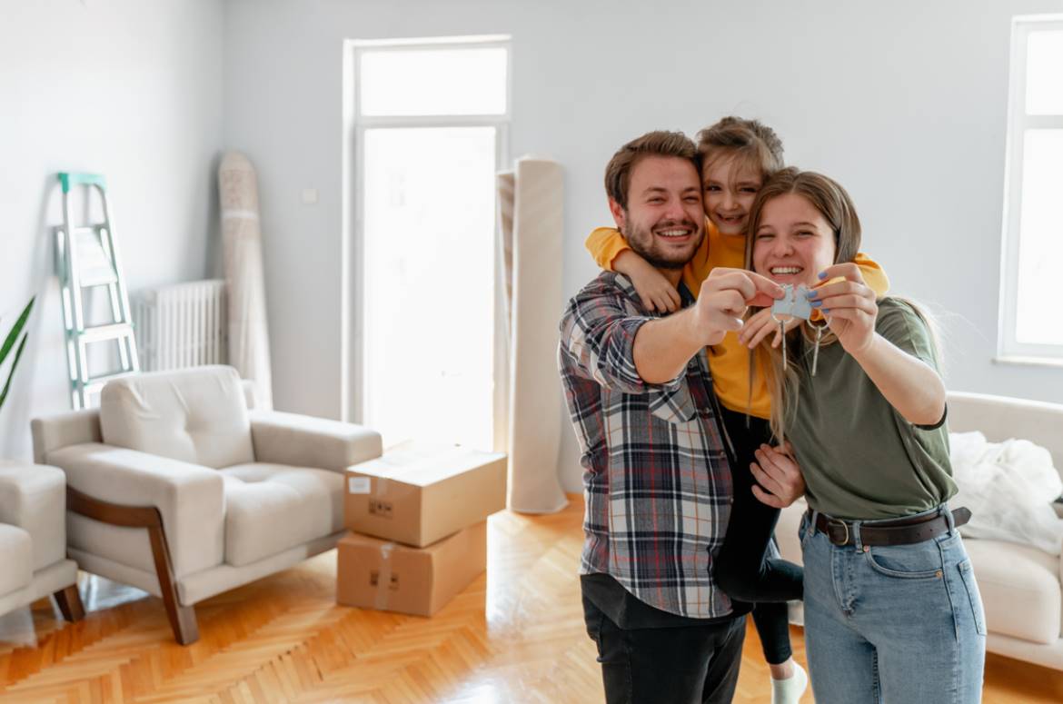 Come trovare la casa dei sogni - Coppia con figlia nella casa nuova.