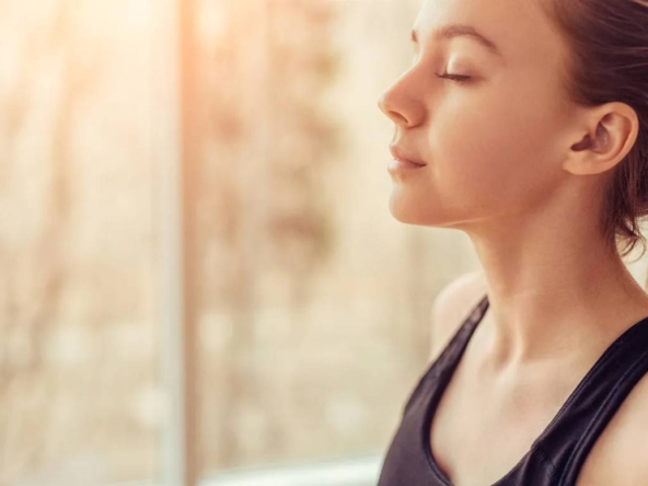 Lo Zen e l'arte di vendere casa - Immagine di giovane donna che medita.