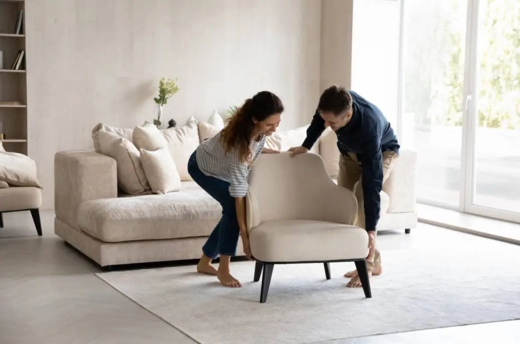 Quanto costa l'home staging a Ravenna - Immagine di coppia di home stager che allestisce ambiente