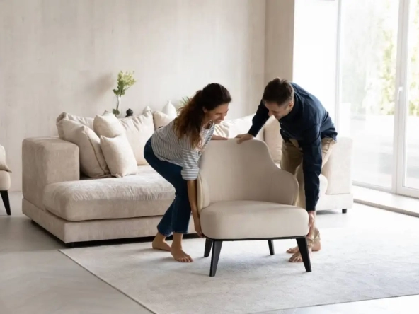 Quanto costa l'home staging a Ravenna - Immagine di coppia di home stager che allestisce ambiente