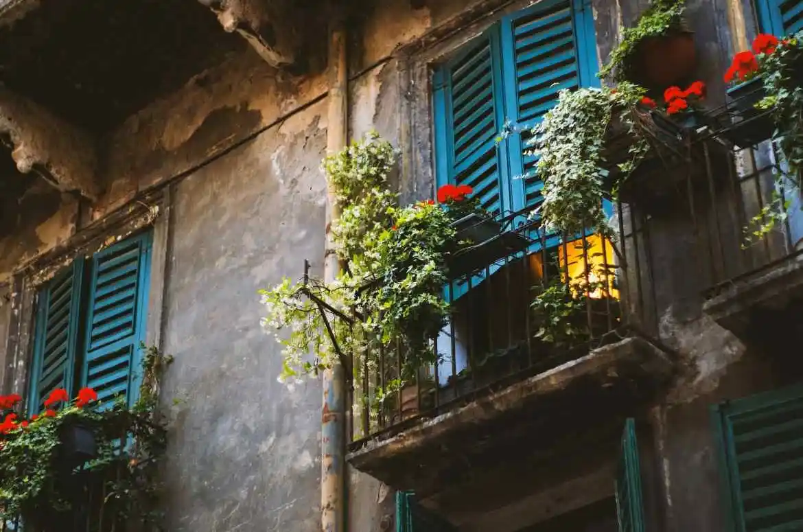 immobili ante 1967 - Vecchio balcone con fiori